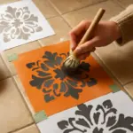 Tecnica dello stencil su piastrelle: il trucco per motivi impeccabili anche su superfici irregolari